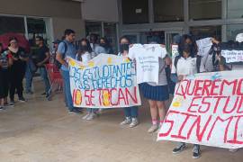 Exigieron la renuncia inmediata de la directora Jessica Zapata Escalera y pidieron al Consejo Directivo tomar cartas en el asunto. | Foto: Sandra Gómez