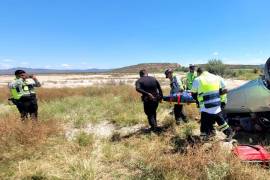 La camioneta Chevrolet Aveo quedó volcada tras perder el control y salirse de la cinta asfáltica.