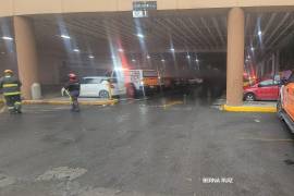 Debido al incendio en una subestación en el centro comercial Plaza Real se tuvieron que evacuar a mil 200 personas.