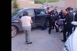 Autoridades judiciales y de protección infantil participaron en el operativo que culminó con el aseguramiento de la menor, mientras la situación derivó en alteraciones al orden público en el estacionamiento.