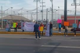 Los manifestantes llevan pancartas con la leyenda “que no quede en el olvido”, así como lonas con la ficha de su desaparición impresa.