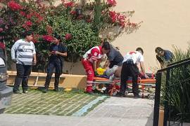 Paramédicos de Cruz Roja trasladaron al lesionado a la Clínica 6 del IMSS, luego de que presuntamente trabajaba en la azotea sin arnés de seguridad.