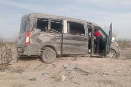 La van que transportaba a los estudiantes del Conalep Monclova volcó en la carretera federal 30, dejando varios lesionados.