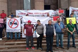 Inconformes porque son víctimas de hostigamiento, acoso y multas que pueden ascender hasta los 45 mil pesos, choferes de taxis de aplicación realizaron una protesta.