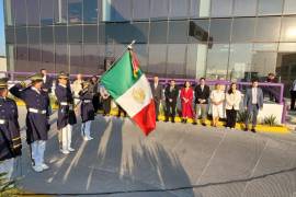 El Instituto Electoral de Coahuila inauguró la jornada electoral del 2 de junio con un protocolo a las afueras de sus instalaciones, entonando el himno nacional.