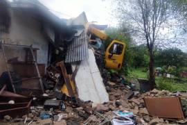 La unidad pesada se estrelló contra una vivienda cuando el conductor perdió el control de la unidad y salió de la carretera