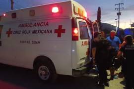 Arrolla motocicleta a menores en scooter y los deja lesionados en Parras (video)