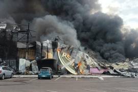 Un voraz incendio dentro de una plaza comercial ocasionó el desplome de las instalaciones de un negocio de esparcimiento y del Casino Royal Yak en Culiacán, Sinaloa.