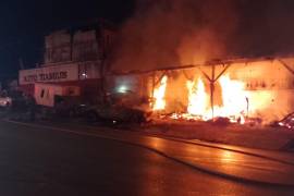 El taller de carpintería presentó daños severos luego de que las llamas se extendieran por todo el interior.