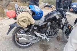 La motocicleta quedó en el lugar del accidente tras la caída del conductor en una curva de la carretera Parras–Viesca.