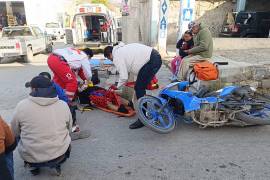 La motocicleta fue alcanzada por la defensa del lado izquierdo del automóvil mientras intentaba cruzar la calle.