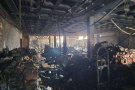 Un incendio en el área de recepción de productos de la sucursal Casa Ley, en la colonia San Rafael, Valle, en Culiacán, Sinaloa.