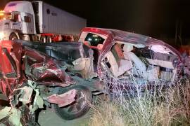 La camioneta terminó fuera de la carretera tras el impacto, dejando daños materiales considerables.