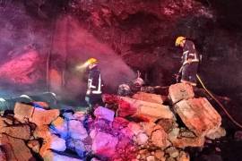 Una pipa con hidrocarburo cayó de un puente vial sobre la carretera México-Tuxpan, a la altura del kilómetro 109 en la caseta de San Alejo en Tulancingo, Hidalgo, en la madrugada de este 22 de enero.