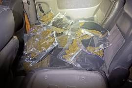 Hallan 33 paquetes de marihuana en camioneta abandonada en Monterrey, NL