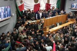 Funcionarios en el Congreso del Estado de Nuevo León terminaron en una riña que ocupó la intervención de la fuerza pública.