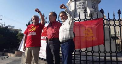 Miguel Castro Serrano (izq.) y el profesor Farías (centro), reconocidos militantes del Partido Comunista en Saltillo, le dieron la bienvenida a su candidato presidencial, Marco Vinicio Dávila.