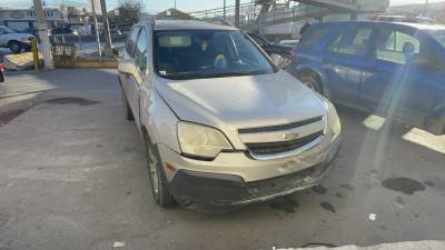 La camioneta Chevrolet Captiva perdió el control tras esquivar un vehículo rojo y terminó impactándose contra los muros divisorios.