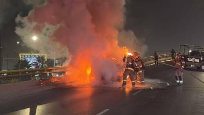 Elementos del cuerpo de Bomberos trabajaron para sofocar las llamas de la camioneta incendiada en el periférico LEA.