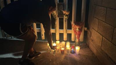 Vecinos acudieron a la Secundaria General Número 13 para encender veladoras en memoria de las víctimas.