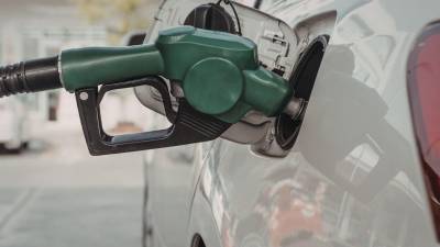 Sheinbaum Pardo y empresarios gasolineros acordaron renovar el convenio voluntario que fija en 24 pesos el litro de la gasolina magna como precio máximo.