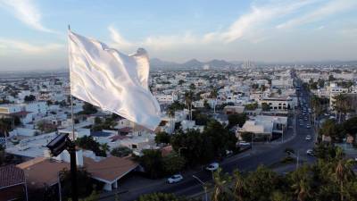 En tres meses suman más de mil las víctimas de asesinato o desaparición en Culiacán, Sinaloa. Las pérdidas económicas provocadas por la batalla entre La Chapiza y La Mayiza se cuentan por miles de millones de pesos. La mayoría de la gente ha optado por encerrarse cuando el sol se pone.