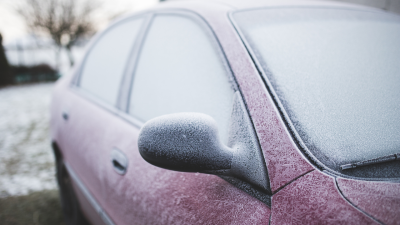 Cuando el invierno llega con fuerza, es común que los vidrios de tu auto amanezcan cubiertos de hielo.