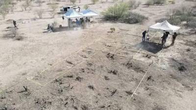 Autoridades coahuilenses siguen recolectando evidencia de restos humanos en fosas clandestinas de la entidad.
