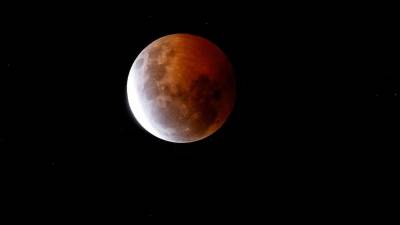 El eclipse lunar parcial del 27 de agosto dejó una impresionante Luna con tonos rojizos, anaranjados y cobrizos.