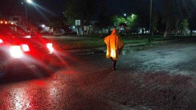 Personal de Protección Civil patrulla las calles de Torreón durante las lluvias intensas.