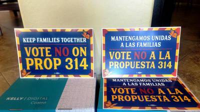 Los votantes de Arizona aprobaron una de las más severas leyes estatales migratorias de Estados Unidos, que convierte en un crimen cruzar la frontera con México de manera irregular.