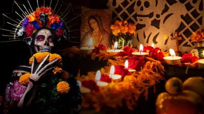 Cada 1 y 2 de noviembre, el Día de Muertos honra a los seres queridos que partieron, reuniendo a familias mexicanas alrededor de altares llenos de flores, velas y recuerdos