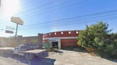 El cuerpo fue encontrado en una habitación del Motel Nueva Castilla; la Fiscalía de Nuevo León investiga la causa de la muerte mediante la autopsia.