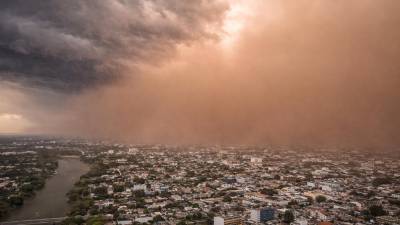 El polvo del Sahara comenzará a ingresar a México a finales de mayo de 2026, provocando cielos brumosos, aumento de calor y atardeceres rojizos en distintas regiones del país.