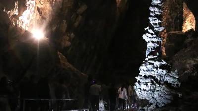Un testimonio difundido por el periodista Óscar Balderas expone un presunto esquema de secuestro y extorsión contra turistas en las Grutas de Cacahuamilpa.