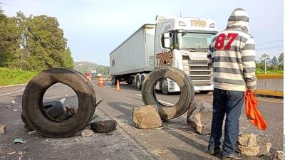 Los inconformes afirman que el Gobierno federal les quiere dar por metro cuadrado precios raquíticos, pero ni los mismos comuneros saben cuánto valen sus tierras.