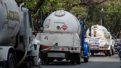 Los autotanques de gas son sometidos a revisiones para verificar sus condiciones mecánicas y de seguridad.