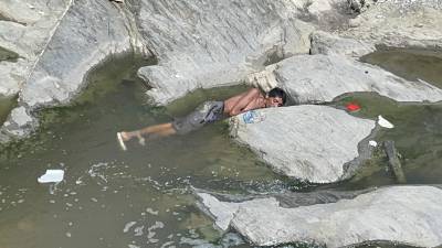El hombre fue reportado como inconsciente dentro del arroyo, pero terminó nadando en aguas negras.