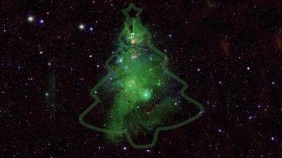 Pino Cósmico, es como llamó la NASA al fenómeno de estrellas que forman la figura; el gas que hay alrededor de ellas, ayuda a generar el tono verde.