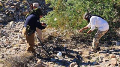 Integrantes de colectivos de búsqueda y autoridades estatales realizan trabajos de excavación y peritaje en la Reserva Miguel Alemán, en Mexicali, donde se han localizado fosas clandestinas y restos humanos