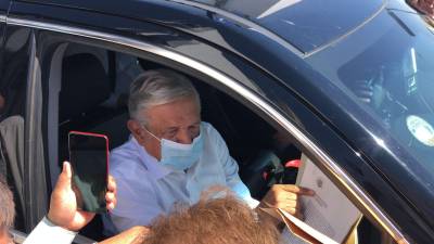 El presidente López Obrador saliendo del aeropuerto de Torreón