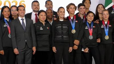 La presidenta Claudia Sheinbaum instruyó a la Conade entregar estímulos económicos por cada medalla obtenida en los Juegos Centroamericanos y anunció un aumento en las becas para deportistas.