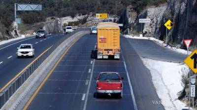Carreteras en mal estado en Coahuila, con 2 mil 330 km de caminos estatales pavimentados y mil 850 km de tramos federales, requieren inversión para mejorar la seguridad y eficiencia del transporte.