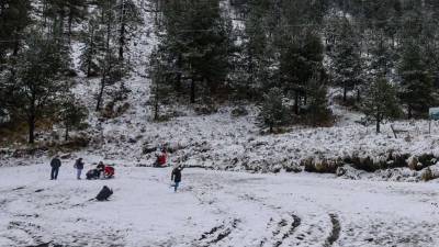 La temporada invernal 2026-2027 arranca en septiembre con el ingreso del primer sistema frontal, provocando descensos de temperatura, rachas de viento y precipitaciones en diversas entidades del país.
