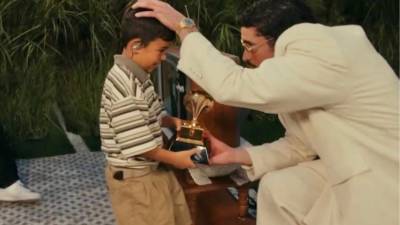 En una parte del espectáculo se ve a Bad Bunny entregar el trofeo Grammy a un niño que aparece sentado con sus padres observando la premiación.