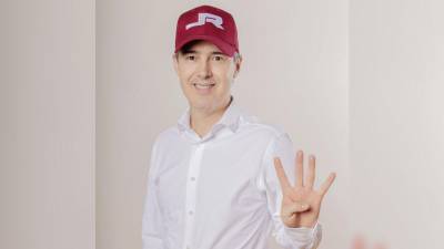 José Ramón Gómez Leal discutió con la periodista Shalma Castillo por sus ausencias y las razones que presentó ante el Senado.