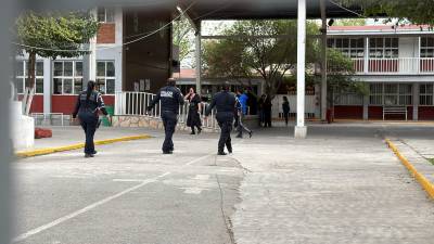 Dariela N., de 13 años, fue trasladada de urgencia al ISSSTE tras lanzarse desde el segundo piso de la secundaria 19 “Ejército Mexicano”.