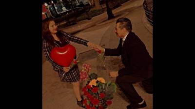 Jesús Reyes arrodillado ante Paula Esparza en la Plaza de Armas de Saltillo mientras le hacía la propuesta de matrimonio.