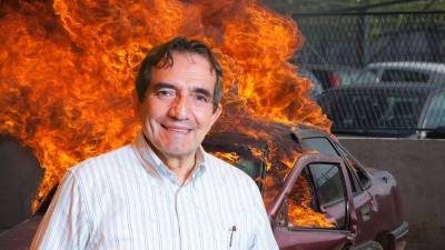 Incendio en pensión vehicular de la Fiscalía de Sinaloa consumió 42 autos, pero autoridades aclararon que la camioneta del caso Cuén no estaba ahí.