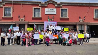 Ciudadanos se congregaron frente a la Junta Distrital Número 7 del INE para exigir una representación política equitativa.